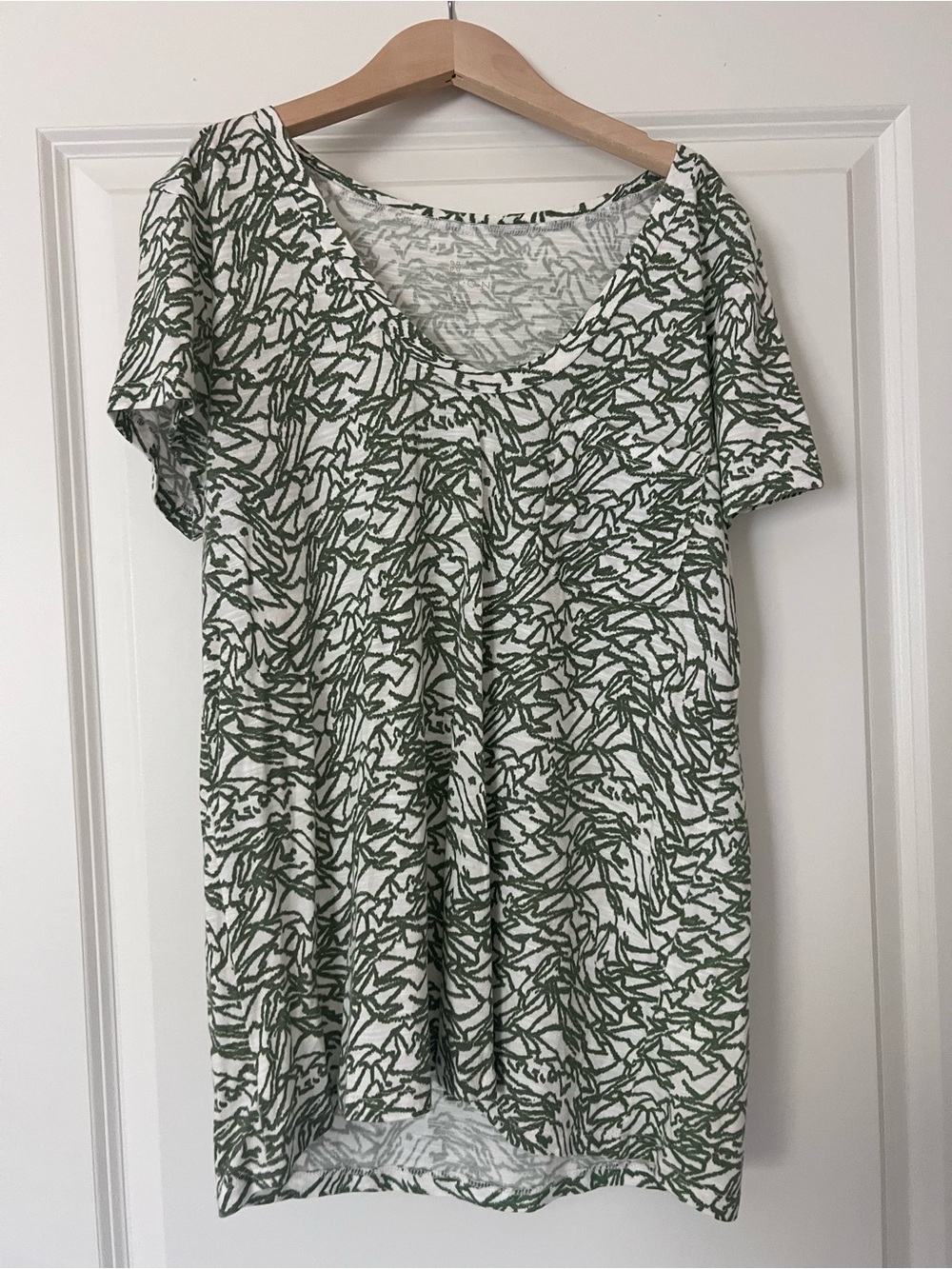 Caslon White Scoop Neck Tee with Green Abstract Print